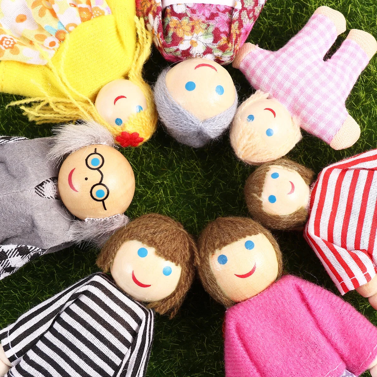 Wooden Dolls Playset Set of 7 People U8521